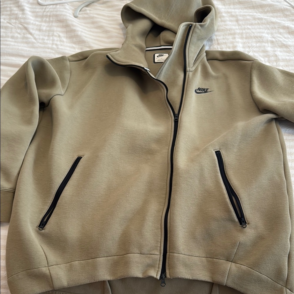 Nike women’s olive oversized Nike tech